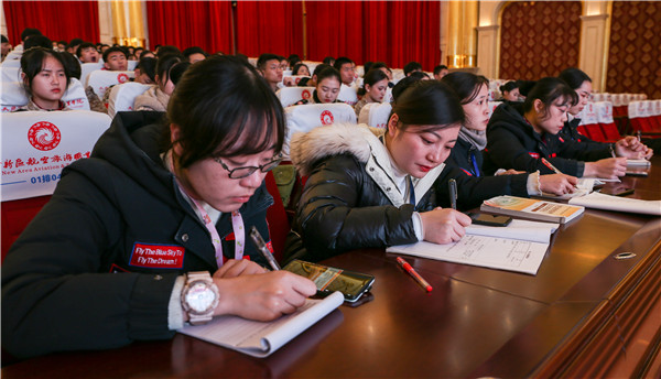 全体思政老师学习观看讲座 (2).jpg